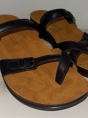New SAS Shelly Toe Loop Sandals size 9